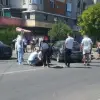 Foto Accident în Balş. O tânără, care se afla pe motocicletă, a fost lovită de un autoturism