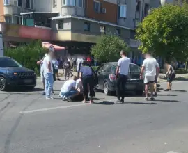 Foto Accident în Balş. O tânără, care se afla pe motocicletă, a fost lovită de un autoturism