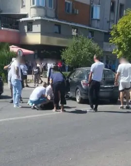 Foto Accident în Balş. O tânără, care se afla pe motocicletă, a fost lovită de un autoturism