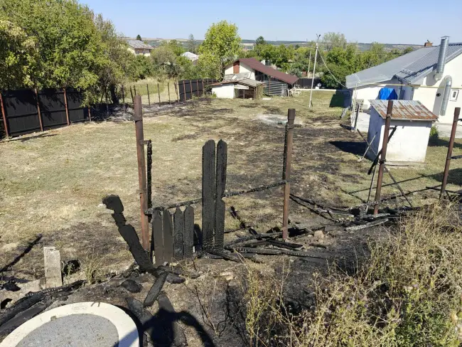 Foto VIDEO. Incendii de vegetaţie în Iancu Jianu şi Găvăneşti. Două gospodării afectate
