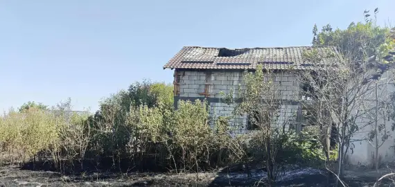 Foto VIDEO. Incendii de vegetaţie în Iancu Jianu şi Găvăneşti. Două gospodării afectate