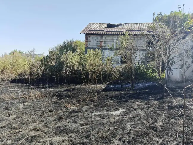 Foto VIDEO. Incendii de vegetaţie în Iancu Jianu şi Găvăneşti. Două gospodării afectate