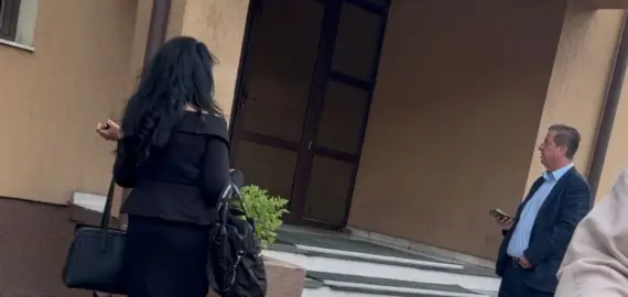 Rădoi a fost însoţit de avocata sa, sora sa Mariana Stefan.