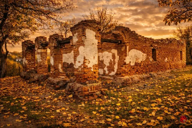 Ruinele bisericii boierului grec din Epir
Constantin Sariene (Șătrarul) din Stoicănești