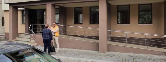 Treanţă a fost însoţit de Melania Ghidănac, avocata considerată drept „avocata de casă” a administrației De Mezzo