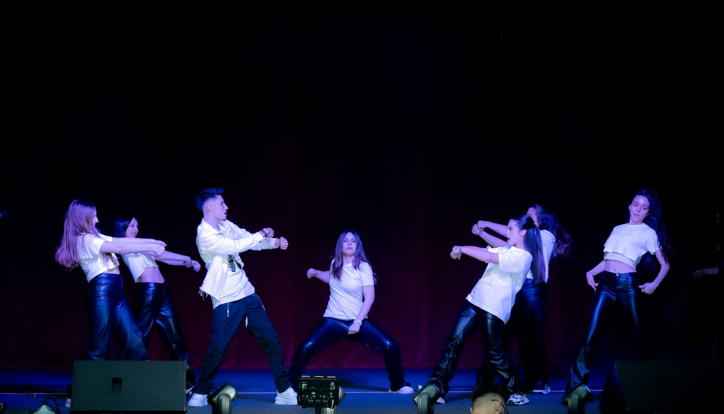 „Dăruiește de Crăciun”: Elevi și profesori din Drăgănești-Olt ajută familiile nevoiașe.